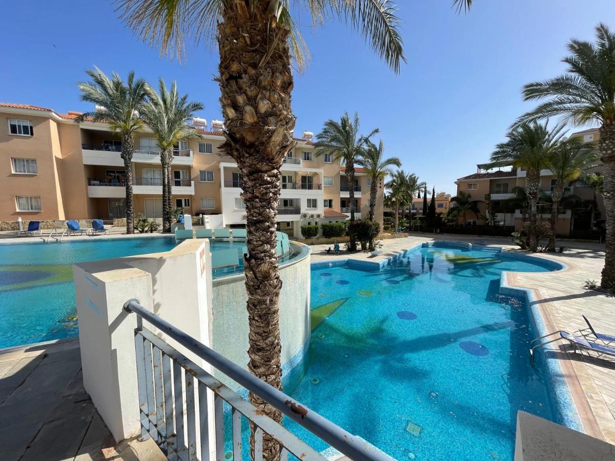 Iris Village Grand Apartment Paphos Exteriör bild