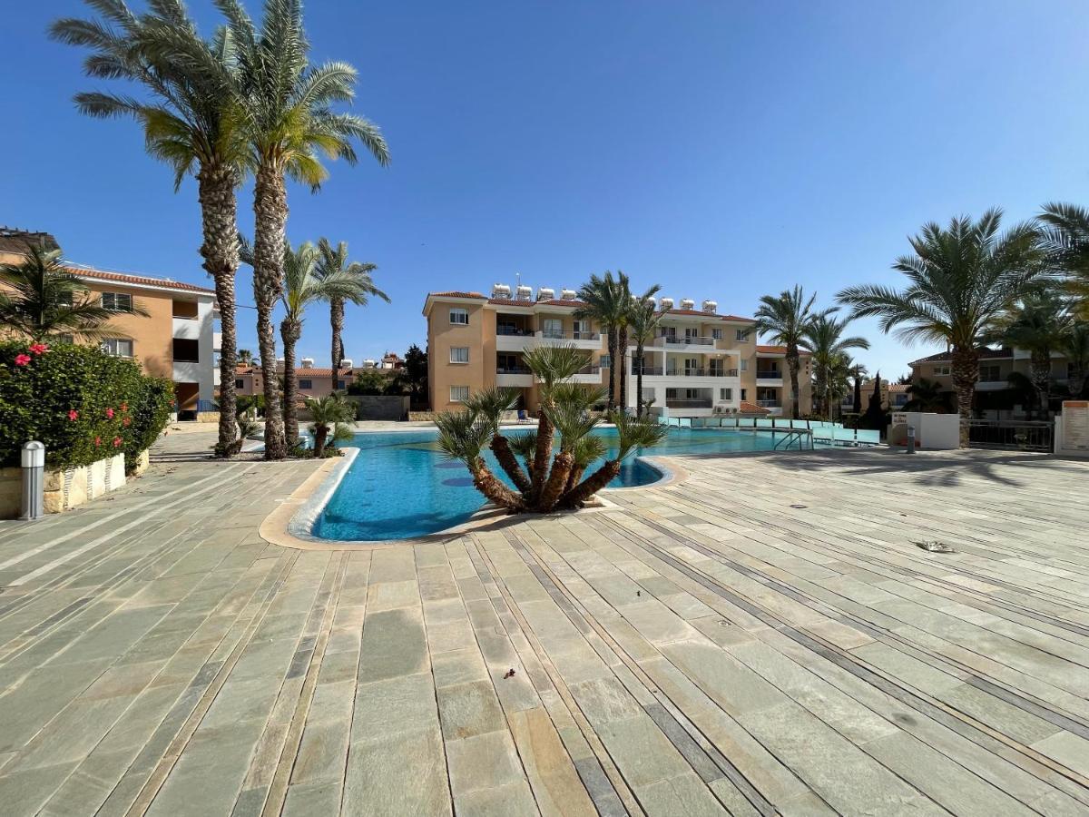 Iris Village Grand Apartment Paphos Exteriör bild