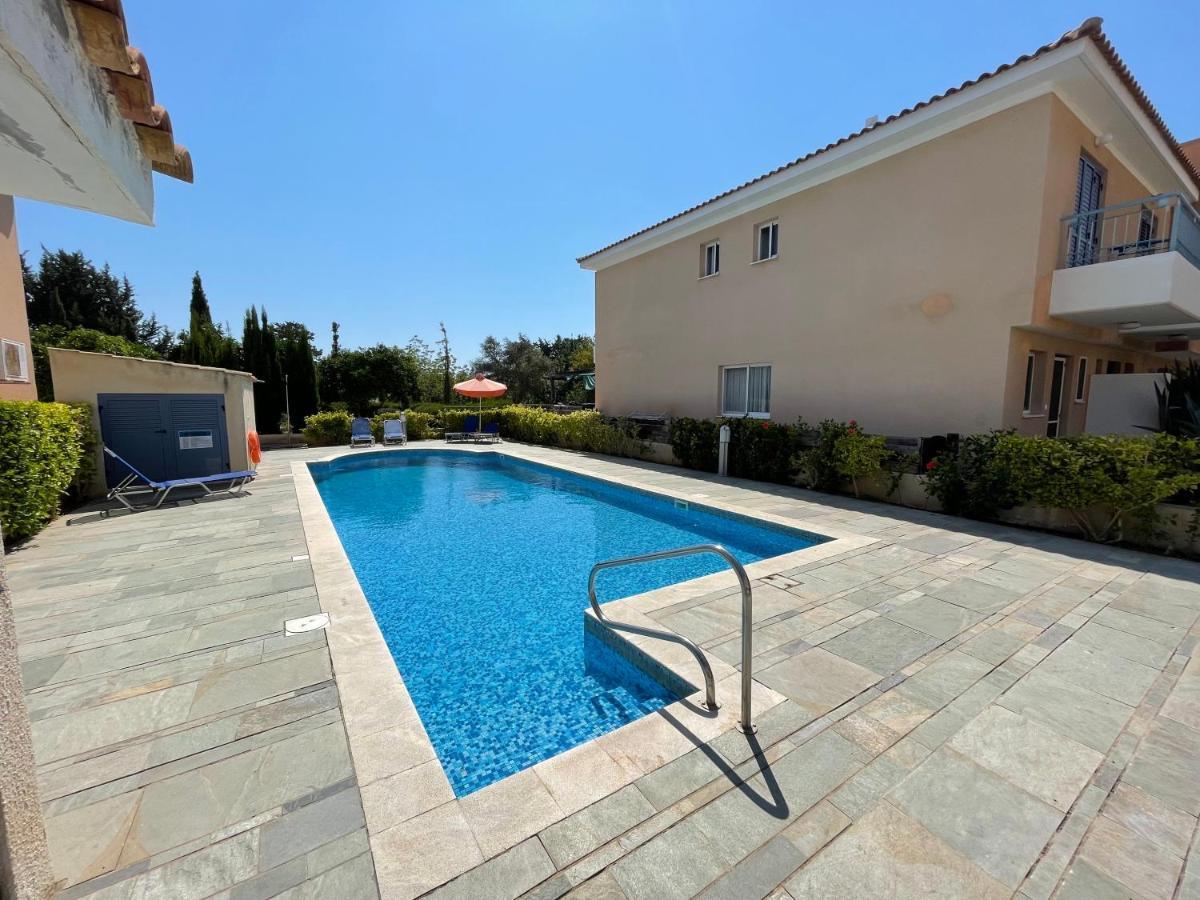 Iris Village Grand Apartment Paphos Exteriör bild
