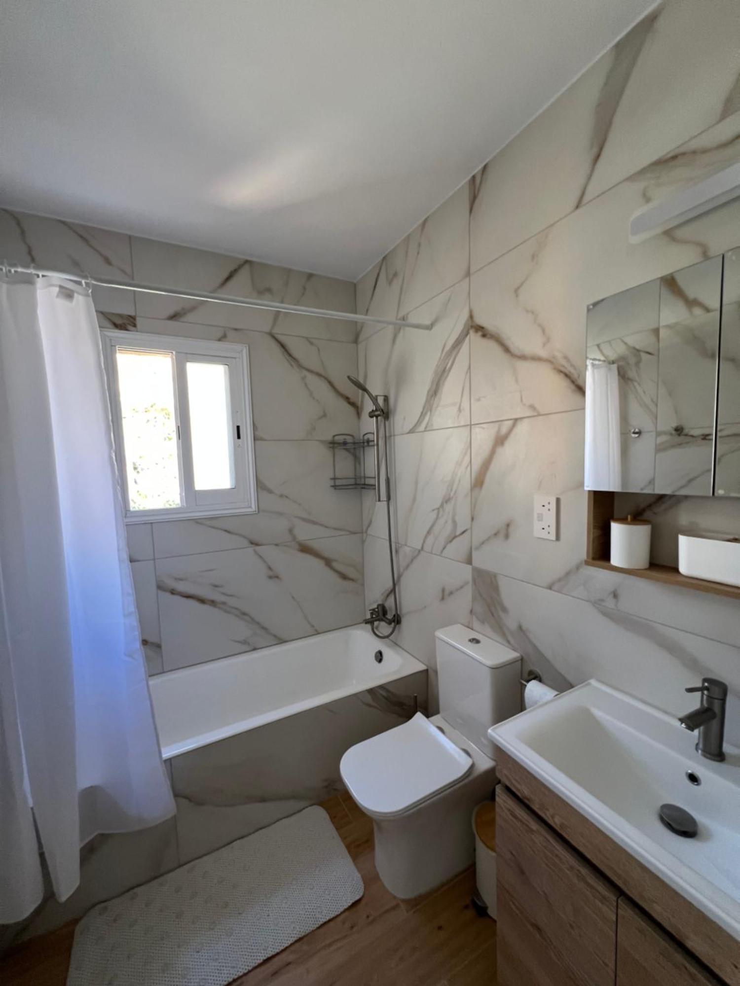 Iris Village Grand Apartment Paphos Exteriör bild