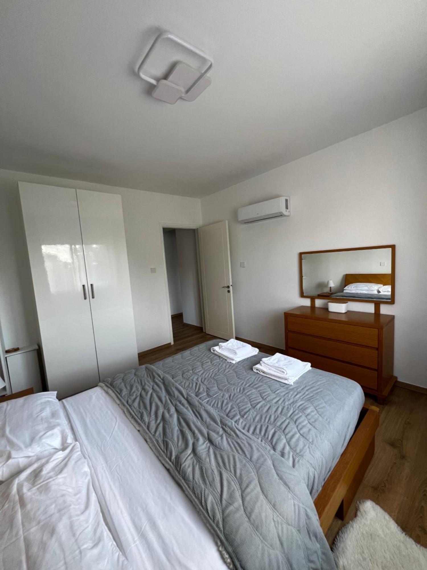 Iris Village Grand Apartment Paphos Exteriör bild